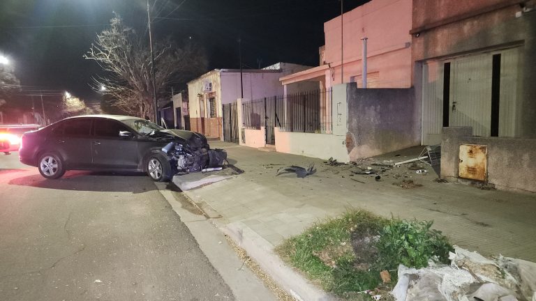 Violento siniestro vial en la madrugada: Un Vento chocó a un Kangoo estacionada y terminó contra una vivienda