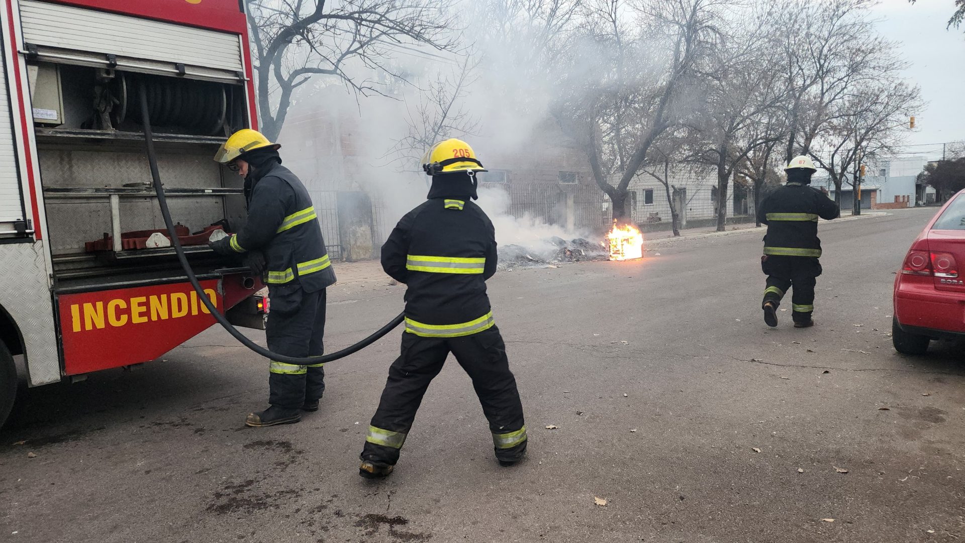 Alerta por un incendio de basura a metros del colegio EPET N° 2