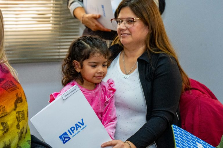 Diez familias pampeanas celebran la entrega de escrituras en General Pico