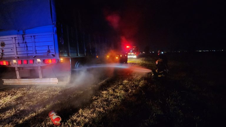 Se prendió fuego la rueda de un camión que ingresaba a General Pico
