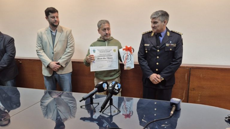 Reconocimiento a dos personas que ayudaron en la recaptura de Villagra