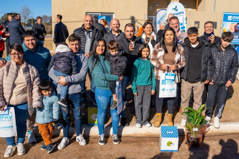 Cuatro familias de Villa Mirasol reciben sus viviendas y se firman nuevos convenios habitacionales