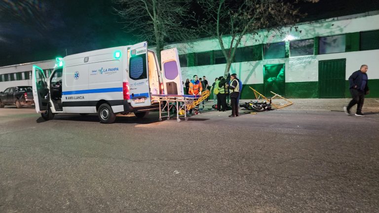 Siniestro vial en la madrugada: un motociclista colisionó con una valla frente al club Ferro