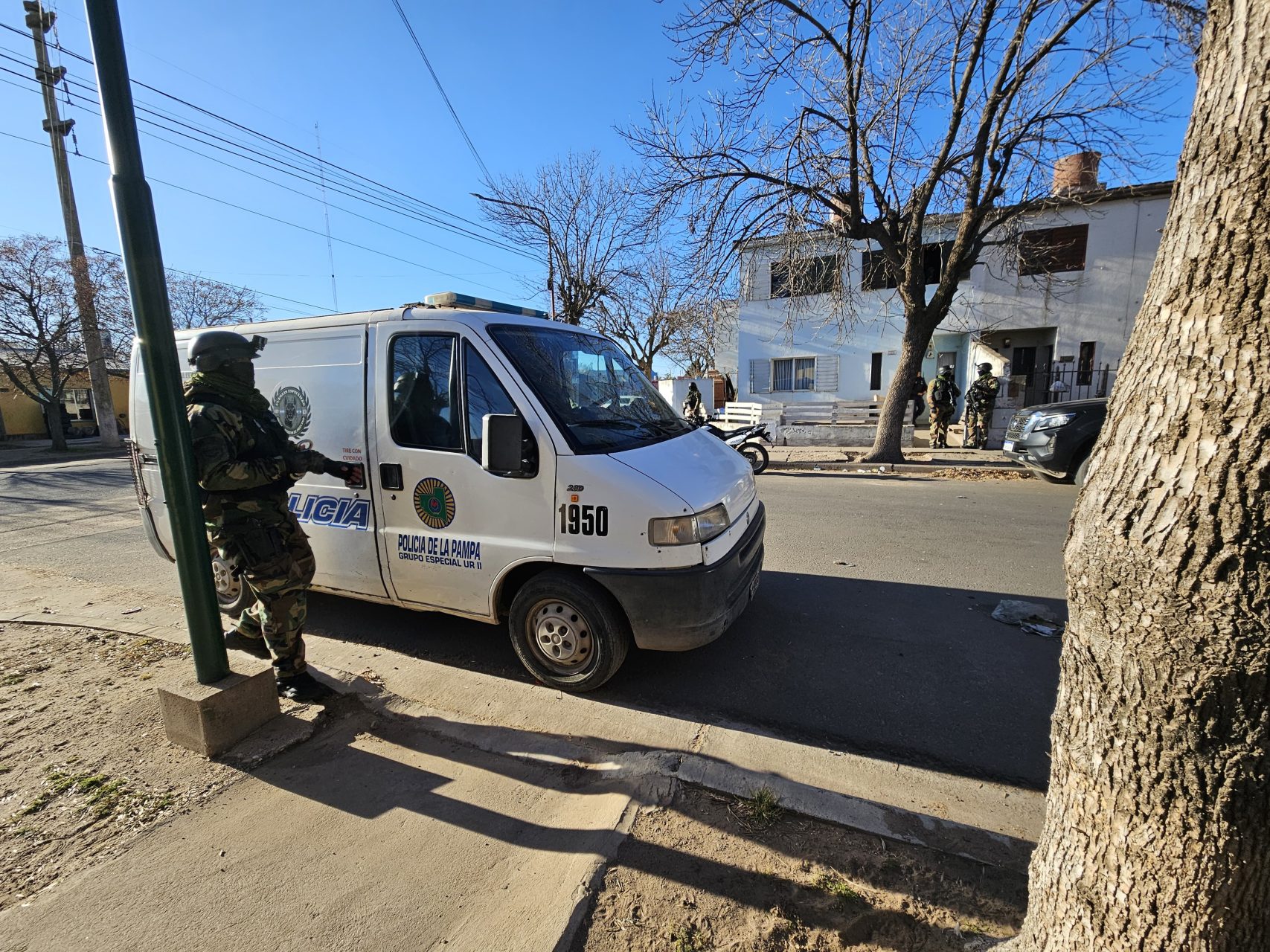 Un efectivo policial cayó de unos 5 metros de altura durante un allanamiento en General Pico