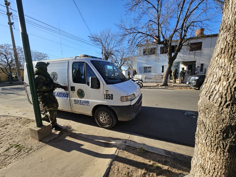 Un efectivo policial cayó de unos 5 metros de altura durante un allanamiento en General Pico