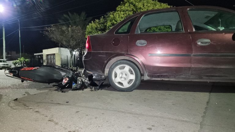 General Pico: colisión entre un auto y una moto en la calle 104