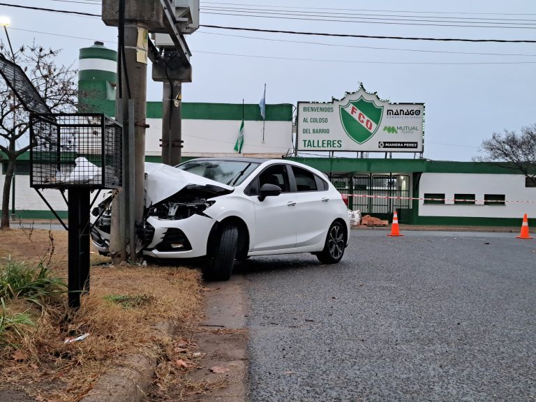 Impactó contra una columna de Corpico en la madrugada y le retuvieron el auto