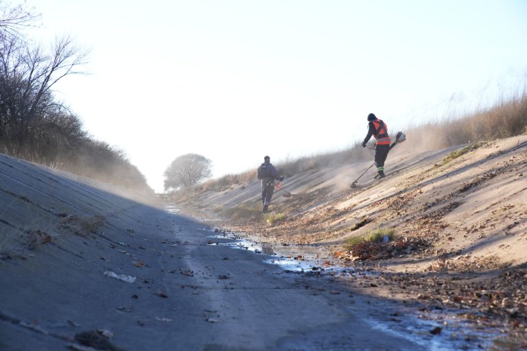 La Municipalidad de General Pico avanza en el mantenimiento de calles y limpieza de canales para mejorar el drenaje urbano