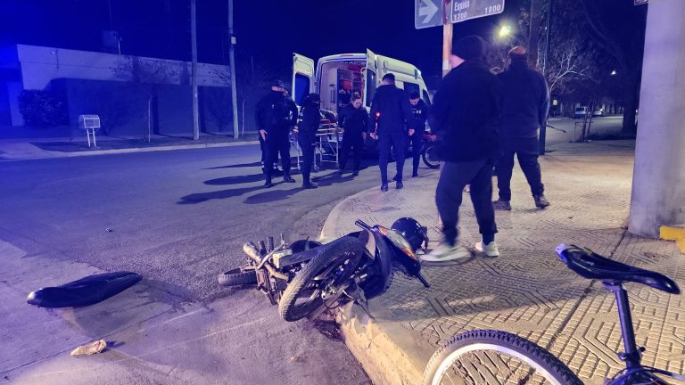 Motociclista sufre fuerte caída y es trasladado al Hospital Centeno
