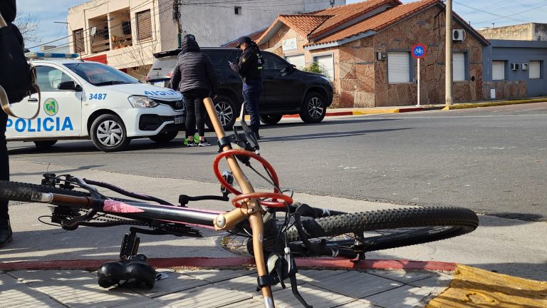 Joven ciclista hospitalizada tras colisión con una camioneta en General Pico