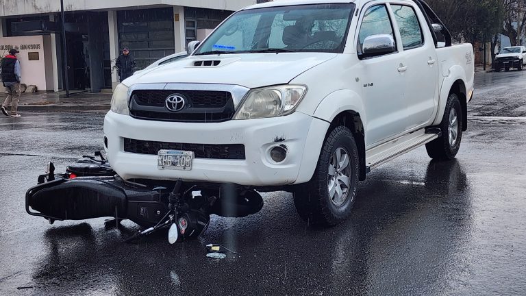 Siniestro vial en General Pico: una moto quedó debajo de una camioneta en la esquina de las calles 5 y 22