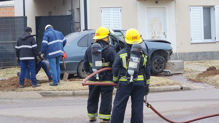 Un Volkswagen Polo impactó contra una casilla de gas y generó una evacuación en el barrio Federal