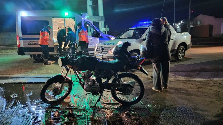 Colisión en la esquina de 40 y 17: un motociclista resultó con golpes leves