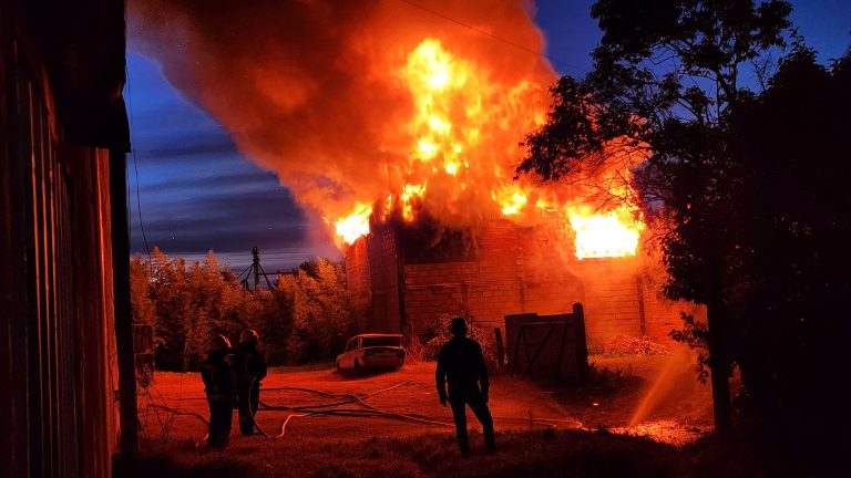 Ahora en General Pico: desde hace más de una hora incendio generalizado consume un galpón en la calle 36