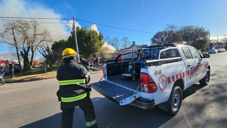 Cuatro dotaciones de bomberos trabajaron en el incendio de una vivienda
