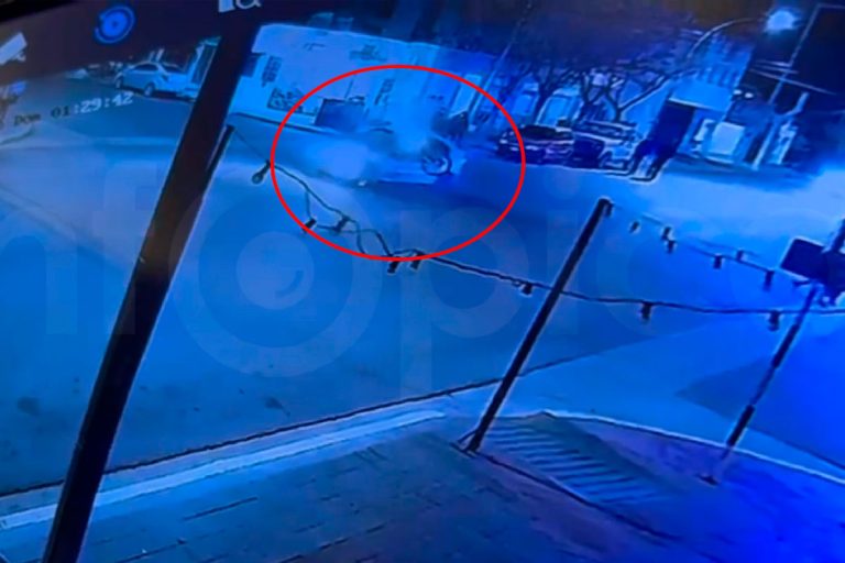 Impactante video: el momento exacto del choque entre una moto y un auto que dejó a un joven en terapia intensiva