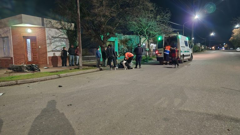 Una joven de 19 años hospitalizada tras un choque entre una moto y un radiotaxi
