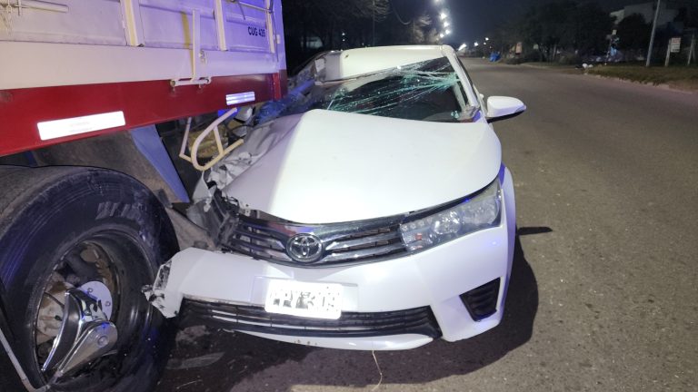 General Pico: Conductor hospitalizado tras impactar su auto contra un acoplado estacionado
