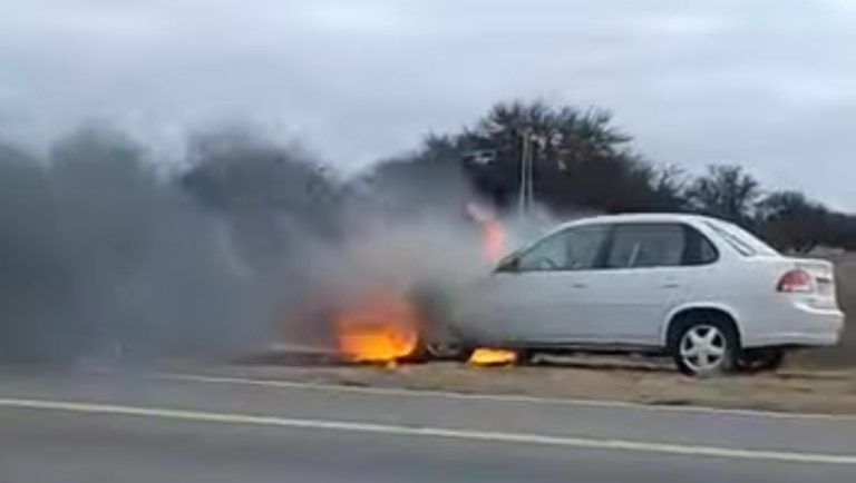 Un auto se prendió fuego en la Ruta 10 y sufrió una destrucción importante en la parte delantera