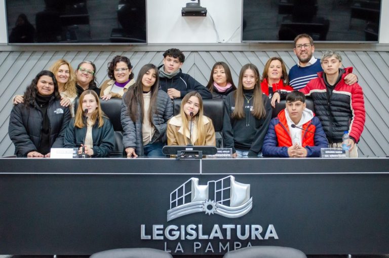 Niños, niñas y adolescentes de Pico se reúnen con autoridades en la Legislatura provincial