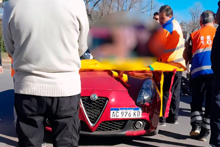 Violento siniestro vial en General Pico: una mujer terminó sobre el capot de un auto tras una fuerte colisión