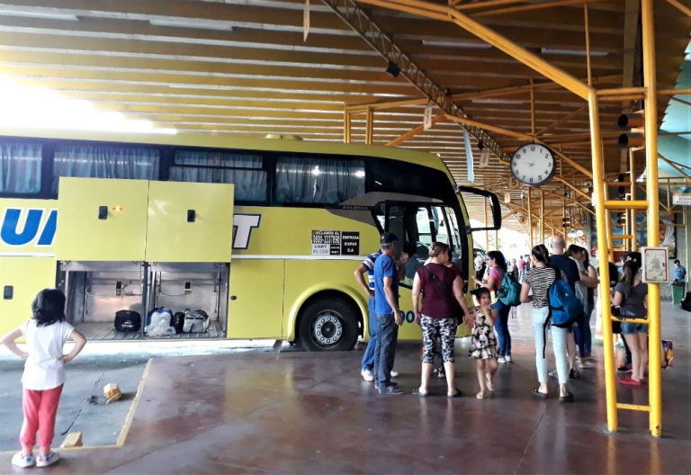 Tragedia en la terminal de Santa Rosa: una pasajera se descompensó y murió