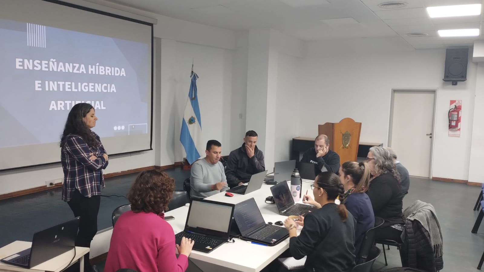 Docentes e instructores policiales se forman en <b>inteligencia artificial</b> y herramientas digitales thumbnail