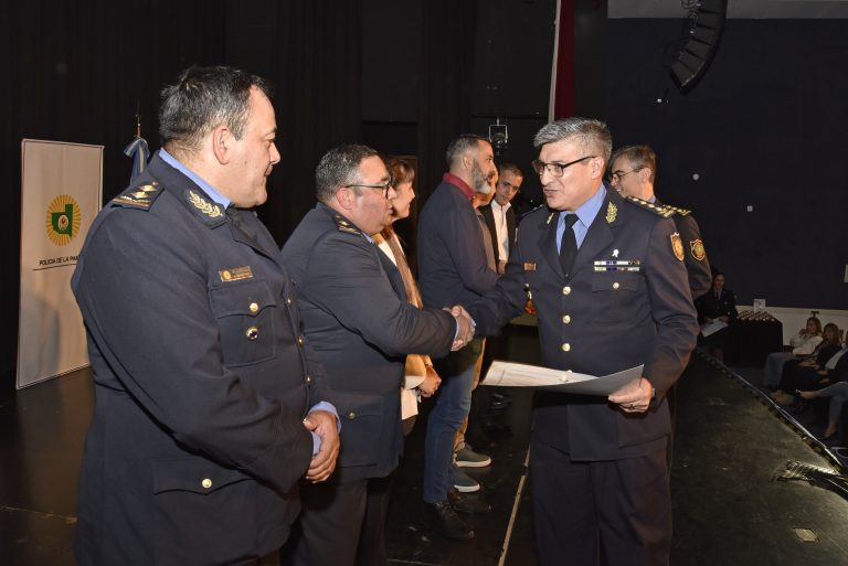 Aniversario de la Policía de La Pampa: homenaje a 34 agentes con 25 y 30 años de servicio