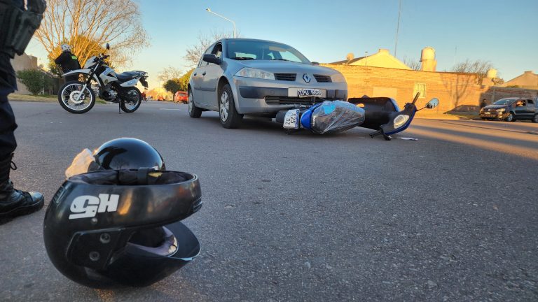Atardecer accidentado en General Pico: una pareja hospitalizada tras un choque entre un auto y una moto