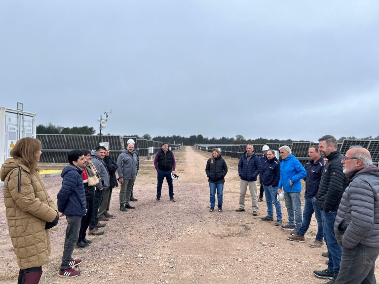 Funcionarios provinciales recorren el Parque Solar Fotovoltaico Antü Mamüll en Victorica