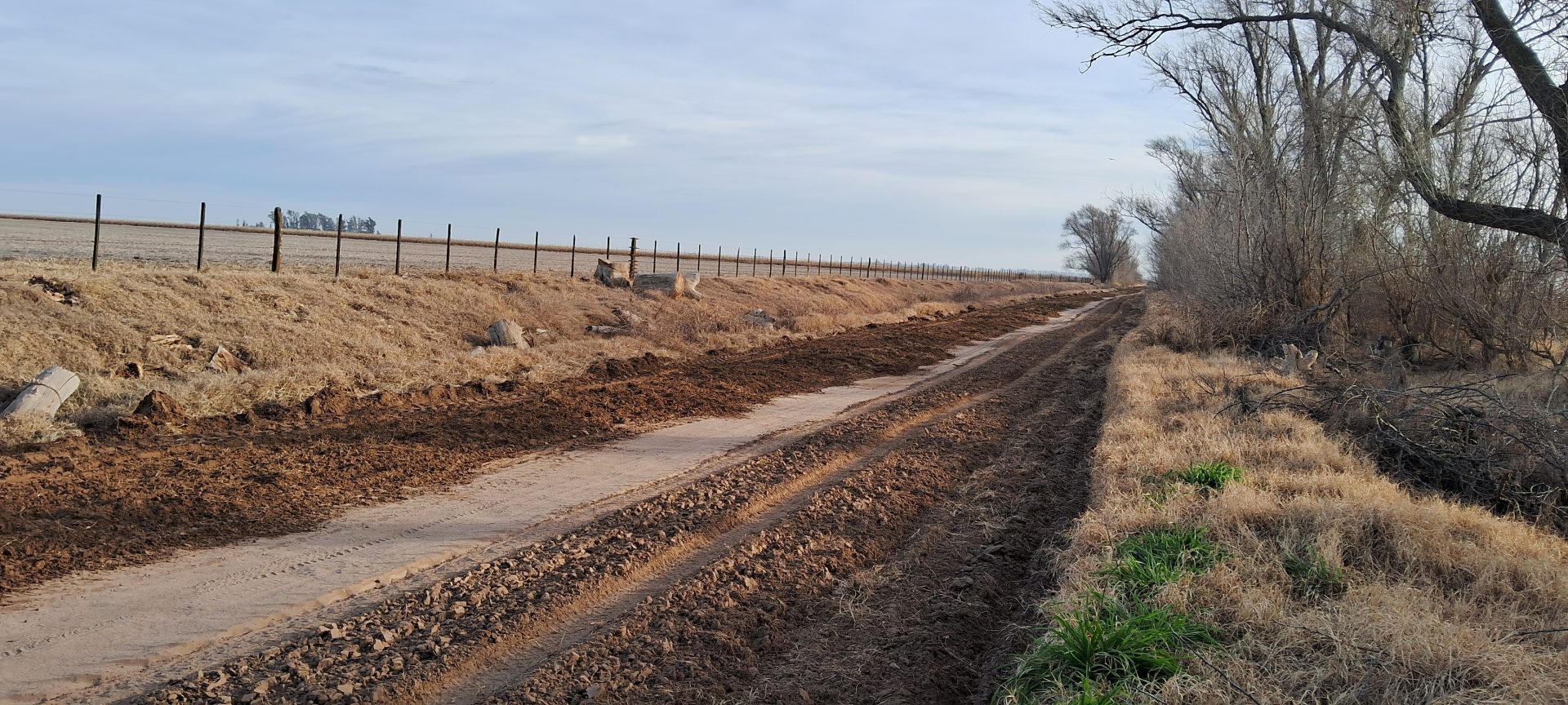 Intendente Alvear: obras públicas Avanza en caminos rurales con equipo propio