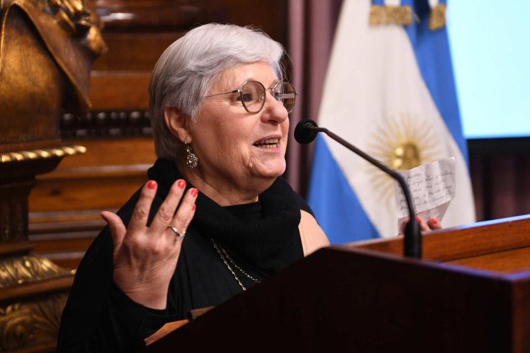 Olga Reinoso, tras su distinción en el Senado: “El amor de mis exalumnos es oro en polvo”