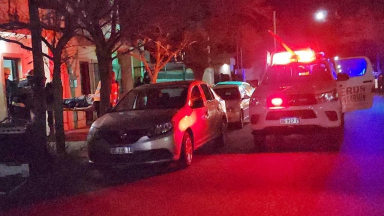 Una mujer cayó desde tres metros a un patio interno y fue rescatada por Bomberos