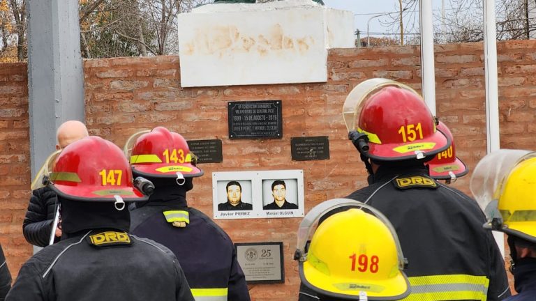 “Recordar es honrar”: El emotivo homenaje a los bomberos caídos en el incendio de PRODINCO