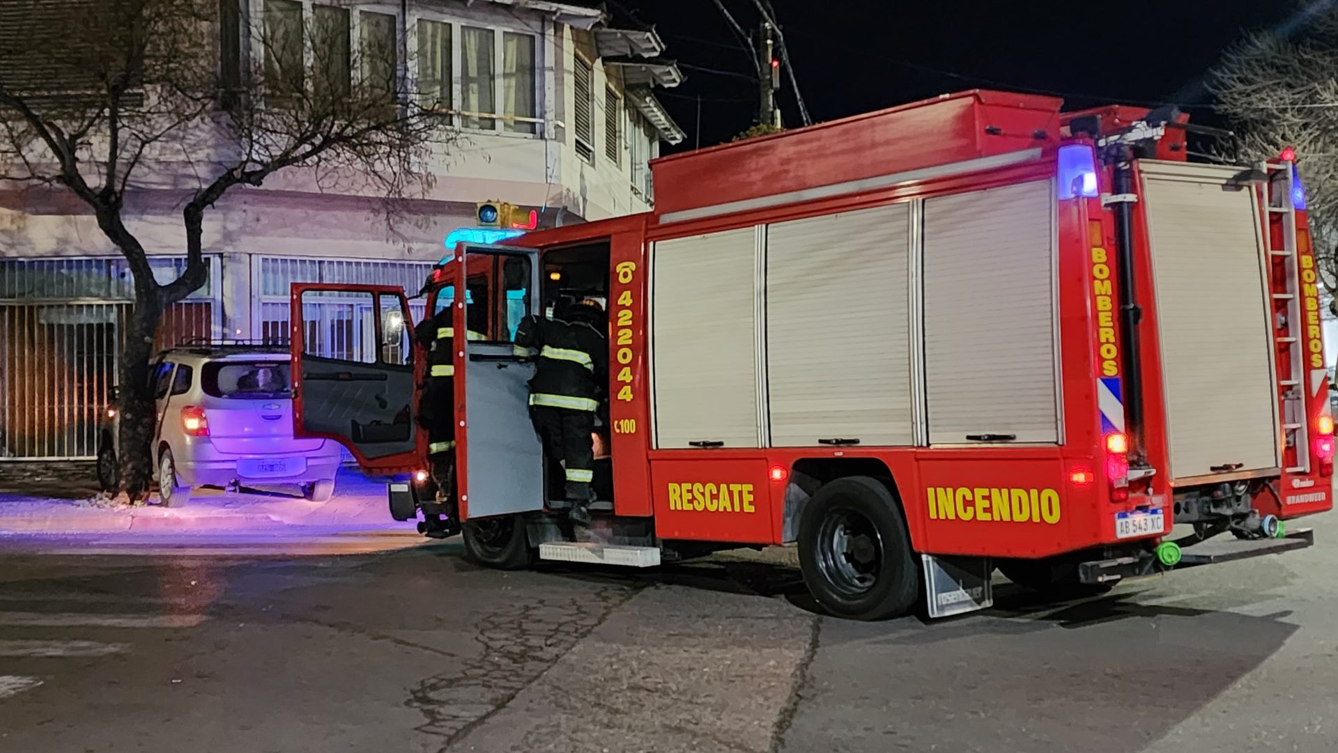 Un auto terminó arriba de la vereda en la esquina de 24 y 17