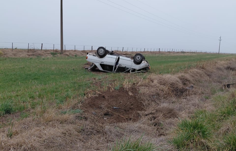 Vuelco en la Ruta 102: La Policía confirmó que el auto había sido robado en Metileo