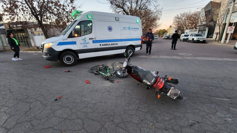 Choque entre moto y bicicleta dejó dos heridos en Calle 3 y 108