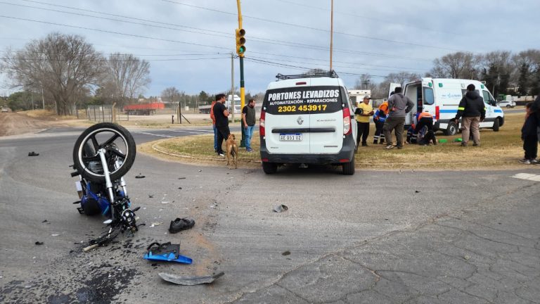 Grave siniestro vial en la Ruta 1 y calle 20: un joven motociclista hospitalizado con fracturas