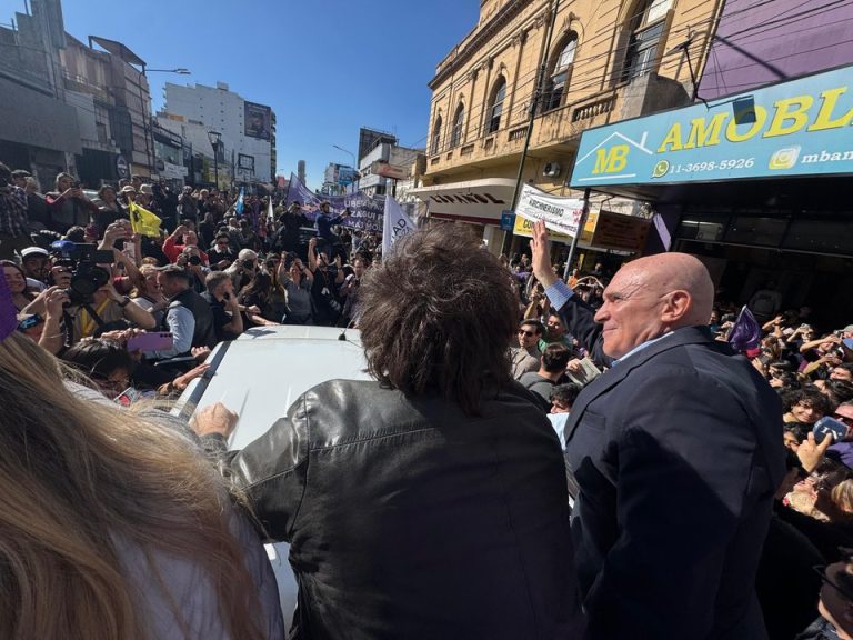 Tras los piedrazos en Lomas, Milei apuntó a los “kukas carentes de ideas” y llamó a votar en su contra