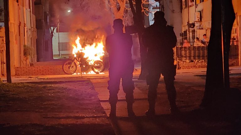 Incendio en barrio Malvinas: El fuego consumió por completo una motocicleta