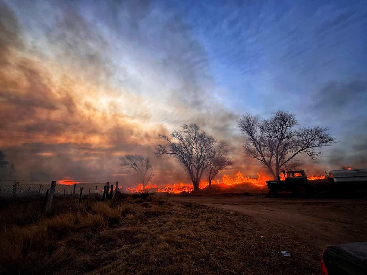 Intenso incendio rural en Speluzzi: Bomberos de Pico trabajaron por horas para controlar las llamas que afectaron más de 30 hectáreas de campo y estuvieron a metros de la localidad