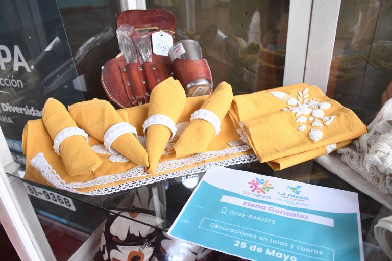 Emprendedoras pampeanas renovaron vidrieras en Casa de Gobierno