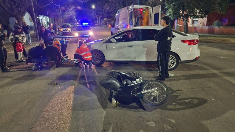 General Pico: Una motociclista hospitalizada tras un choque en la intersección de las calles 101 y 38