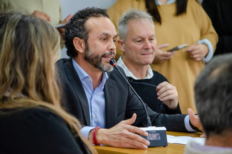 “Los partos se hacen de noche porque se pagan mejor”: denunció el secretario general del Centro de Empleados de Comercio en diputados