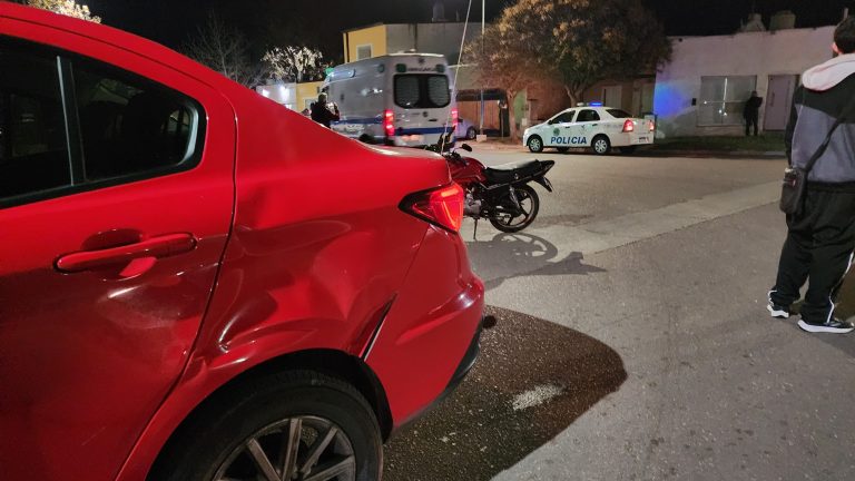 Accidente en General Pico: un menor en moto chocó contra un auto en la intersección de las calles 409 y 444