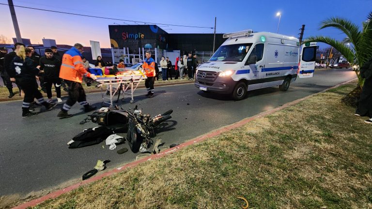 Rozaron un auto, chocaron contra otro y terminaron en el hospital: el accidente de dos jóvenes en moto en la 9 y 300