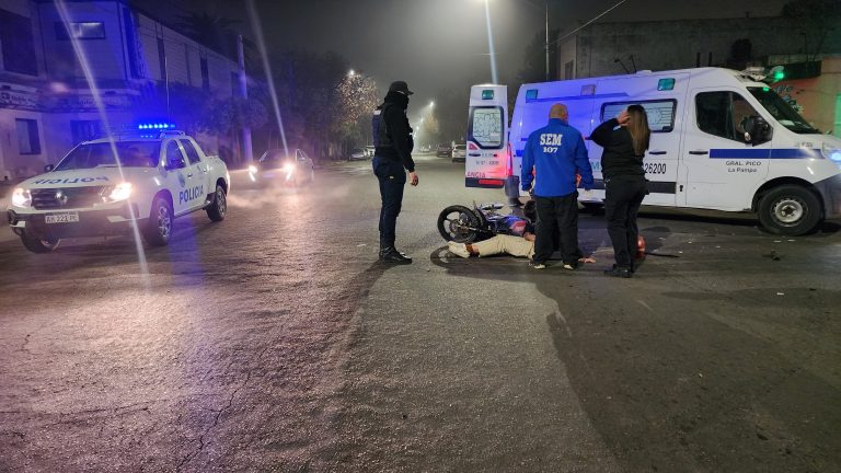 Colisión en la 23 y 28: Motociclista impactó contra un auto y fue hospitalizada con lesiones leves