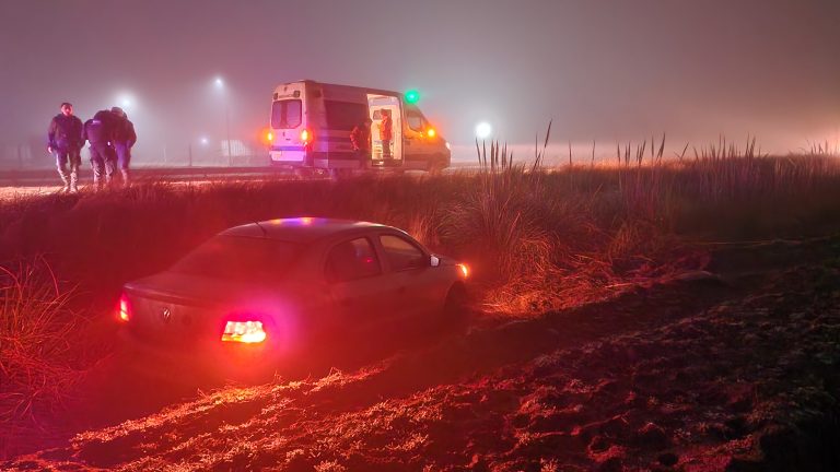Despiste en la Circunvalación: Un auto termina en una zanja en medio de una intensa niebla