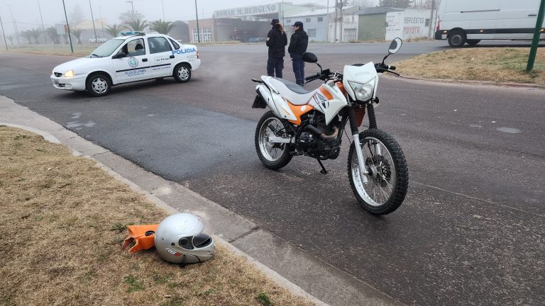 Caída de moto en General Pico: conductora hospitalizada por precaución