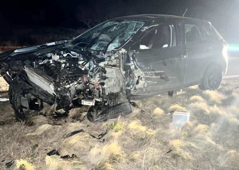 Un camión y un auto protagonizaron un choque en la Ruta 152: solo se registraron daños materiales